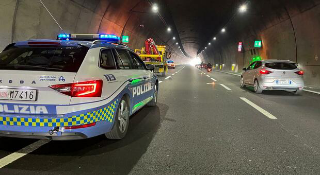 Auto contro un tir in galleria in A14 ad Ancona, morta una donna